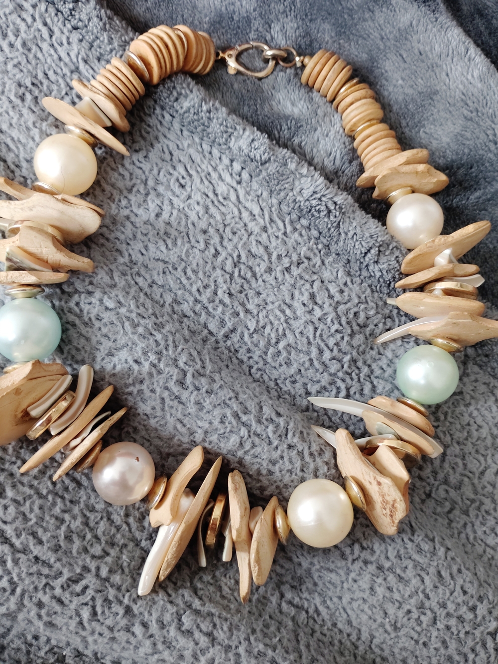 Beige Shell Chip Necklace with Cream & Pale Aqua Pearls New No Tag